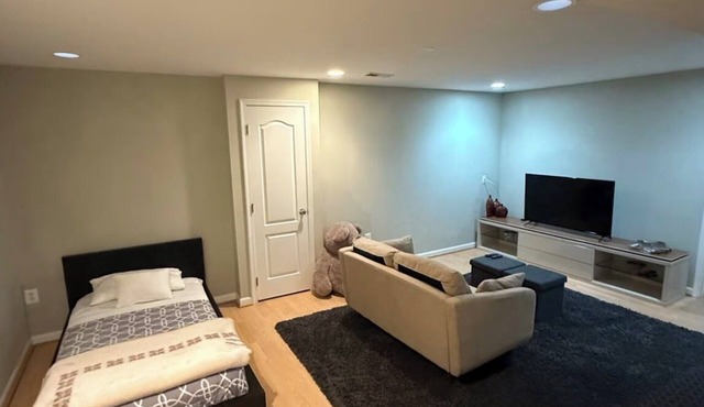 Charming 2-bedroom house with AC in lovely Reston