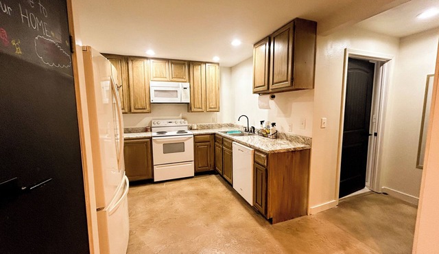 Charming 2-bedroom house with WiFi, AC in enjoyable Rolla