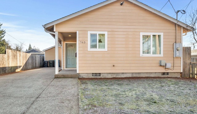 Charming 2-bedroom house with AC, WiFi in welcoming Salem