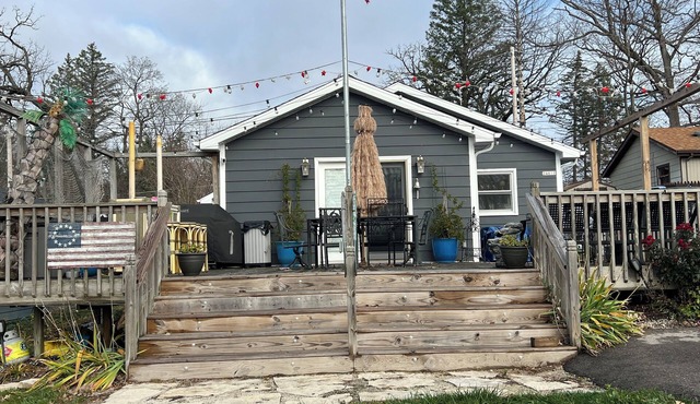 Charming 2-bedroom house with a pier and kayaks in Paddock Lake