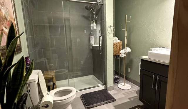 Charming 2-bedroom house in beautiful Somers with AC