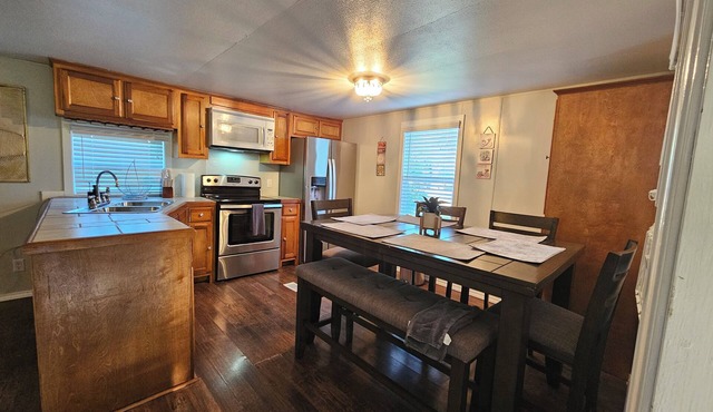 Charming 2-bedroom house with WiFi, AC in peaceful Taylor 8 minutes to Samsung
