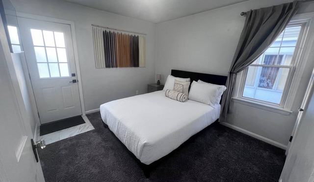 Charming 2-bedroom house in awesome Toledo with WiFi, AC