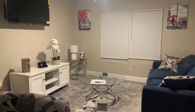 Charming 2-bedroom house with WiFi and AC in Tulsa Greenwood