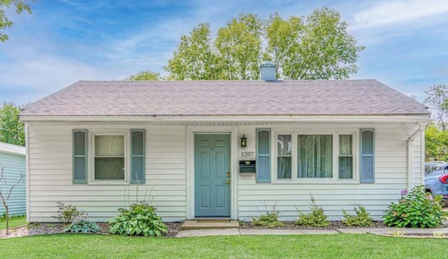 Charming 2-bedroom house in welcoming Urbana with AC, WiFi