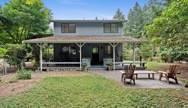 Charming 2-bedroom house on Vashon with a private yard and easy access to town