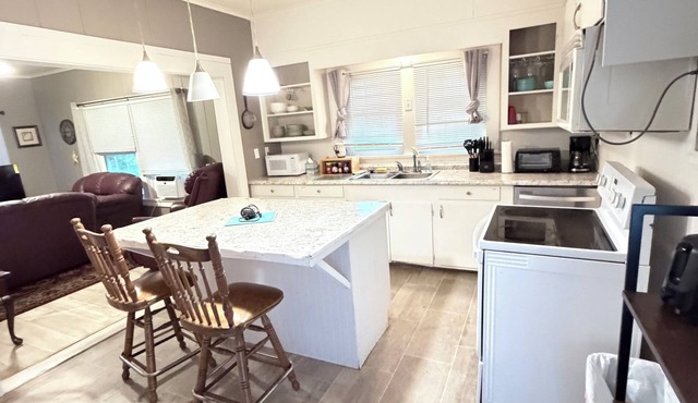 Charming 2-bedroom house in peaceful Warren with AC, WiFi