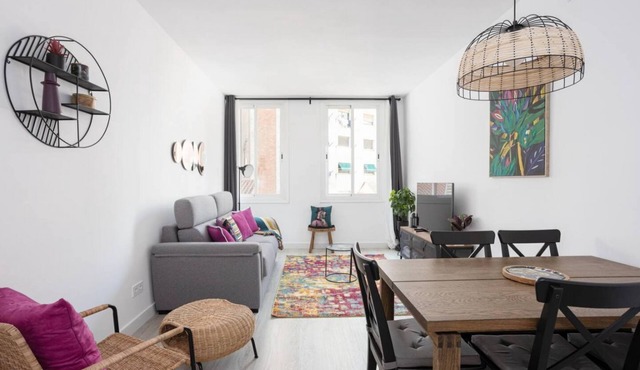 Charming 2 bedroom in Trendy Gracia, 5 mins from the metro and 10 from Sagrada Familia!
