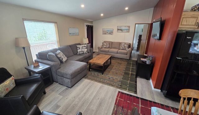 Charming 2-bedroom in Florence within blocks of the beach, pet friendly, hot tub