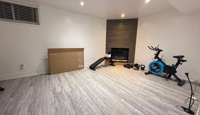 Charming 2-bedroom law-suite half basement Free WIFI and Parking