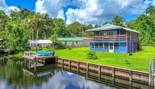Charming 2-bedroom LAKEHOUSE house with WiFi, AC on George's Lake!