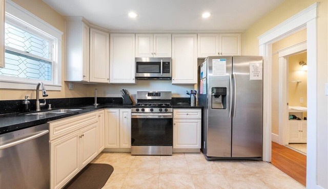 Charming 2-bedroom La Jolla Village cottage with AC