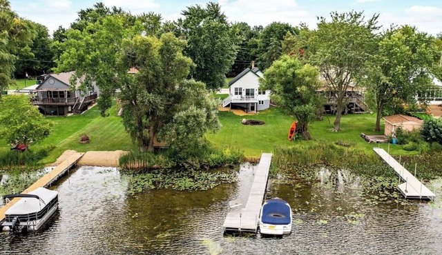 Charming 2-bedroom Lake House in West Bend