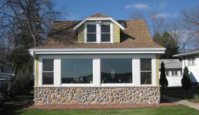 Charming 2-bedroom Lake House