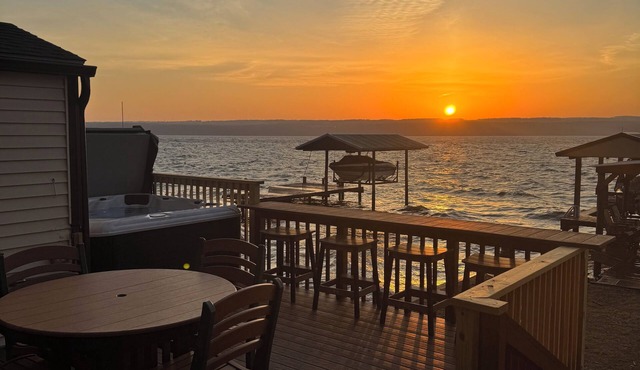 Charming 2 bedroom lakeside cottage with loft