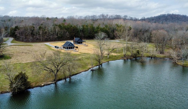 Charming 2-bedroom lakefront cabin in marvelous Wartrace with WiFi, Kayaks