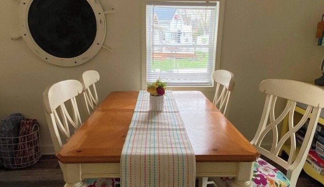 Charming 2-bedroom LAKE cottage in Niles, family-friendly fun!