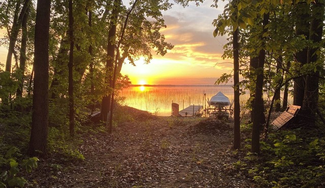 Charming 2 bedroom lake cabin