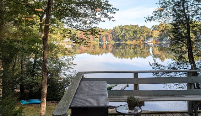 Charming 2-bedroom lake house in serene Lee with AC