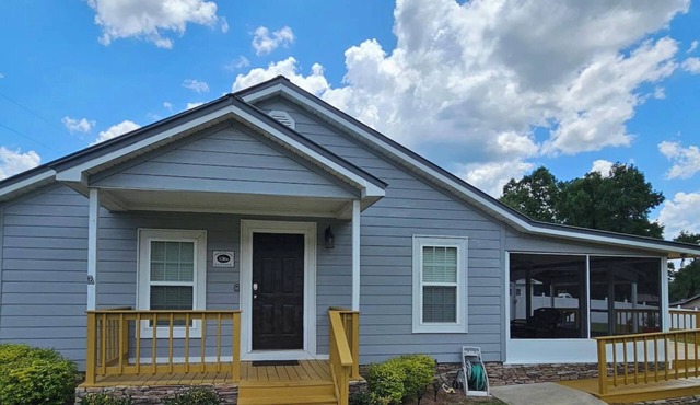 Charming 2-bedroom lake house in peaceful Dozier with WiFi, AC