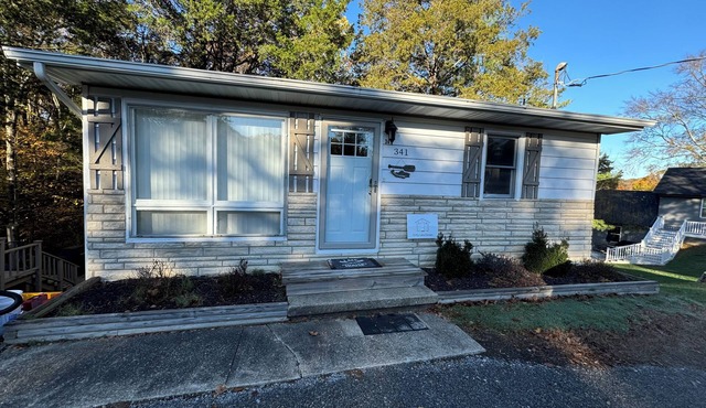Charming 2-bedroom Lake House in Marion with WiFi and AC