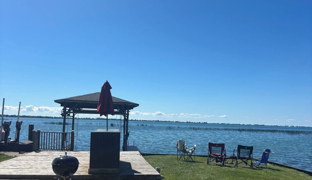 Charming 2-bedroom lakefront cottage in Ira, along Anchor Bay with AC