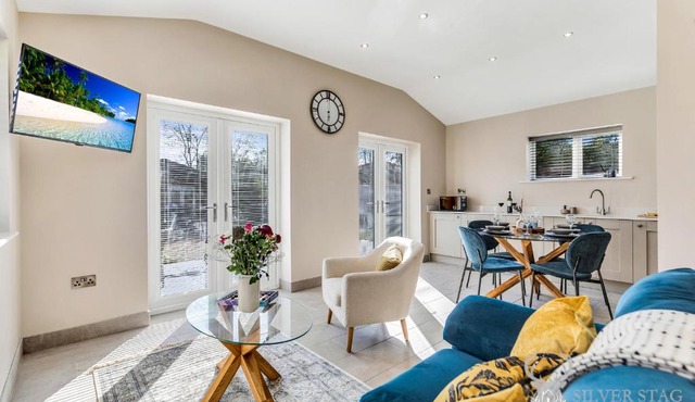 Charming 2 Bedroom Limestone Lodge Perfect for Families