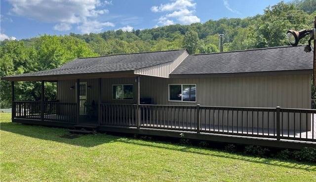 Charming 2-bedroom lodge style house in Frewsburg with extra sleeping loft