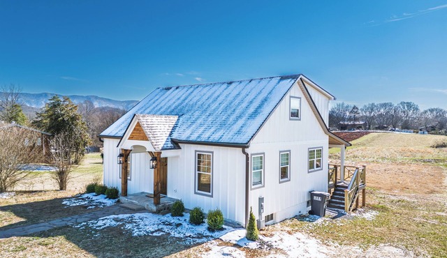 Charming 2-bedroom + Loft cottage in Maryville Tennessee
