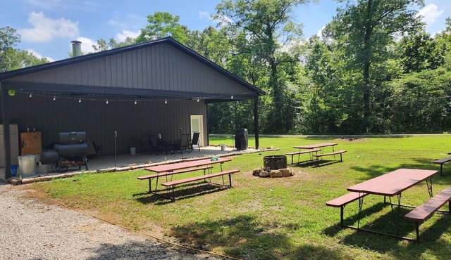 Charming 2-bedroom lodge with WiFi, AC, quietly tucked away in the woods.