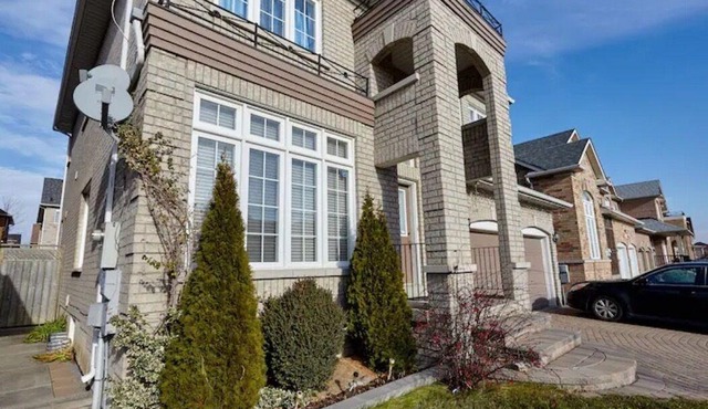 Charming 2-bedroom Lodge with WiFi, AC between Markham and Richmond Hill