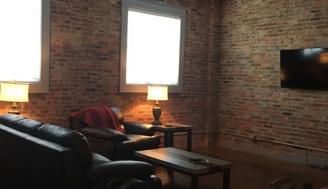 Charming 2-bedroom loft apartment with AC, WiFi in fabulous Downtown Calhoun