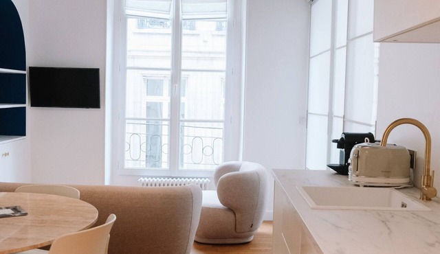 Charming 2-bedroom Marais Retreat