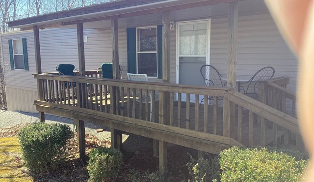 Charming 2-bedroom mobile home with WiFi, AC in peaceful Eddyville KY.