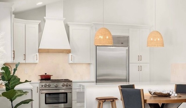 Charming 2-bedroom Modern Guest House 35 minutes to skiing