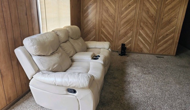Charming 2-bedroom mobile home with WiFi, AC in welcoming Stinnett