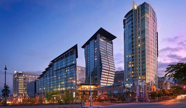 Charming 2-bedroom + office penthouse with Mt Rainier views in Bellevue downtown