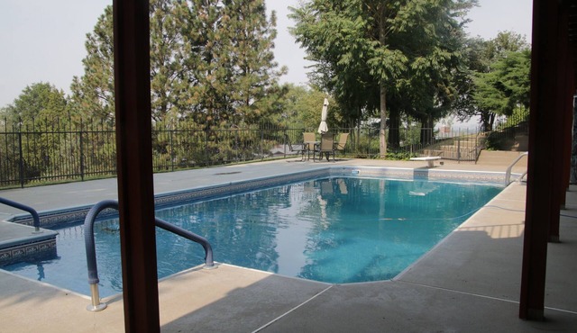 Charming 2-bedroom one bath house in marvelous Payette, with city views AC, WiFi