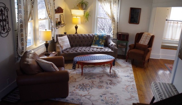 Charming 2-bedroom, pet-friendly home in Galesburg—near to Knox College