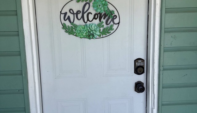 Charming 2-bedroom, pet-friendly house in Hitchcock with Wi-Fi and AC