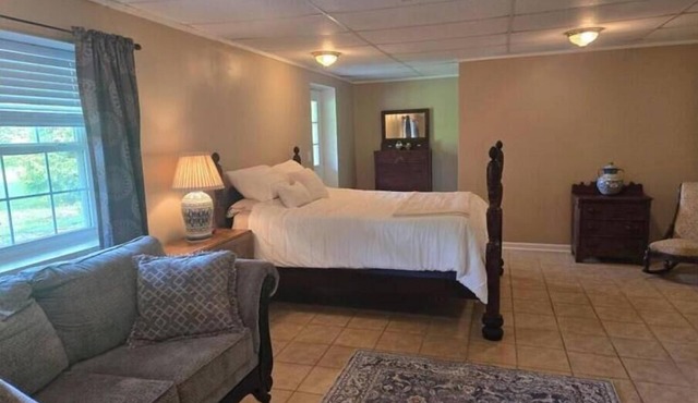 Charming 2-bedroom pet-friendly apartment with large fenced yard, AC, WiFi