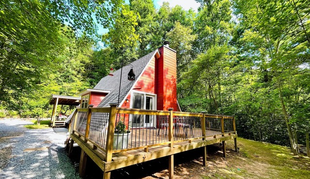 Charming 2-bedroom private cabin with AC, Hot tub in lovely Morganton, Georgia