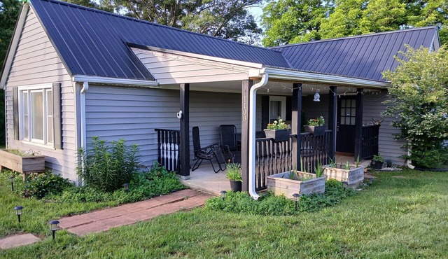 Charming 2-bedroom private cottage, pet friendly, great location, no pet fees!