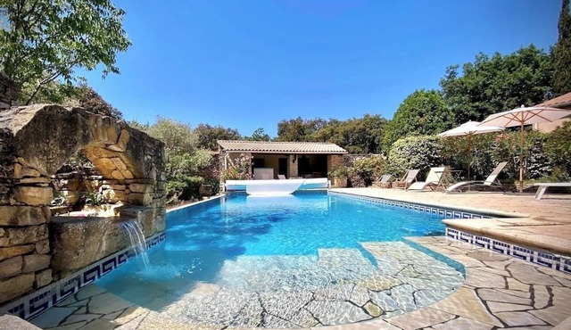 Charming 2-bedroom Provencal Cottage in Peaceful Venasque with Heated Pool