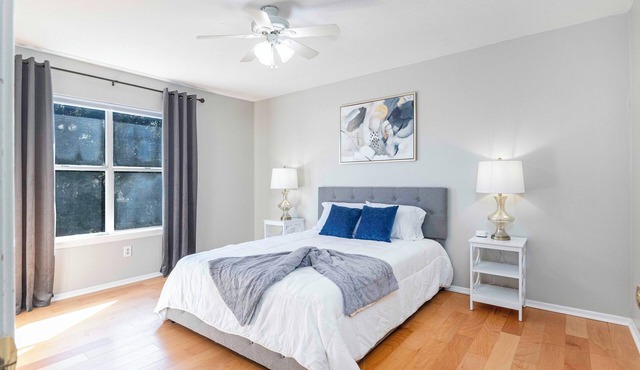 Charming 2-bedroom, queen-bed, townhome in the center of Lafayette with AC, WiFi