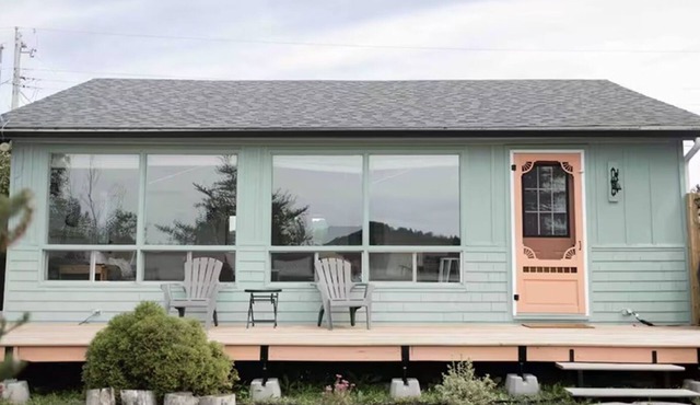 Charming 2-bedroom Riverfront paradise