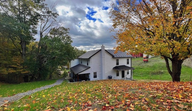 Charming 2-bedroom renovated farmhouse in West Virginia