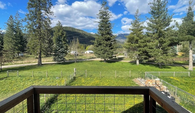 Charming 2-bedroom retreat Chalet Soleil au Lake Pend Oreille!