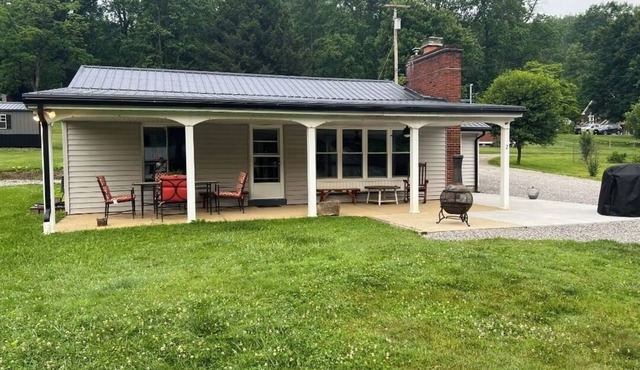 Charming 2-bedroom river house in East Brady along the river.