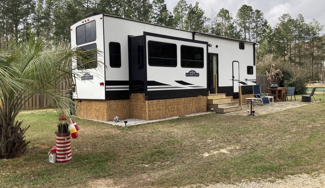 Charming 2-bedroom RV with WiFi and AC in peaceful Silverhill Alabama